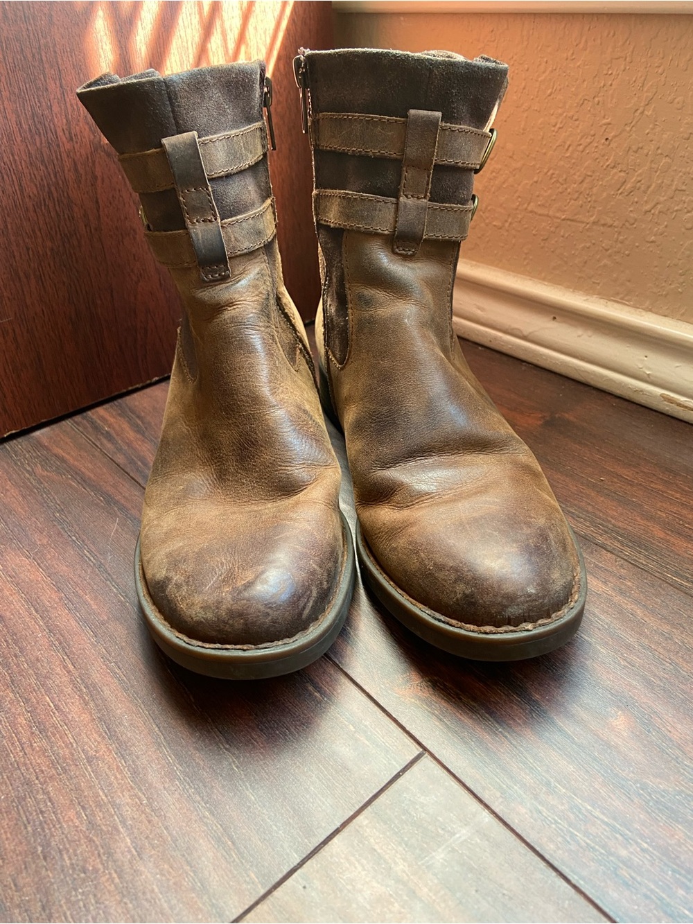 BORN BROWN LEATHER BOOTS 8.5 M